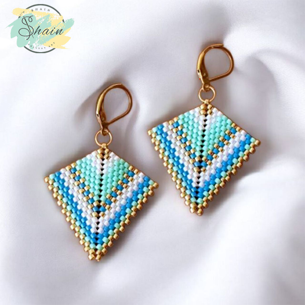 گوشواره زنانه طرح لوزی 3056، ساختهشده از منجق میوکی ژاپن و استیل ضد حساسیت، برند شاین گالری