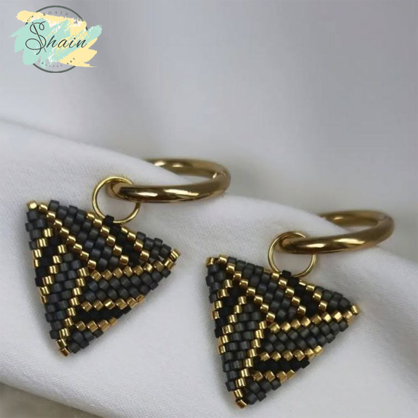 گوشواره زنانه مثلثی مشکی طلایی ساختهشده با منجقهای میوکی و استیل ضد حساسیت برند شاین گالری، طراحی هنری و جذاب