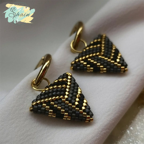گوشواره دستساز شاین گالری طرح مثلث مشکی طلایی با منجقهای میوکی ژاپنی، ظریف و مناسب استایل روزمره و مجلسی