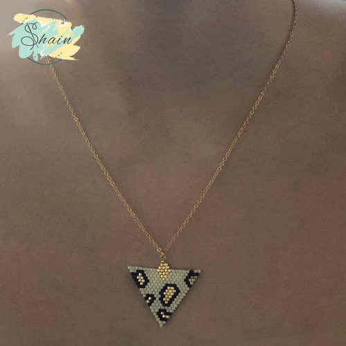 گردنبند دستساز میوکی طرح نماد آب به شکل مثلث با مهرههای ژاپنی و زنجیر استیل ضد حساسیت از برند شاین گالری.