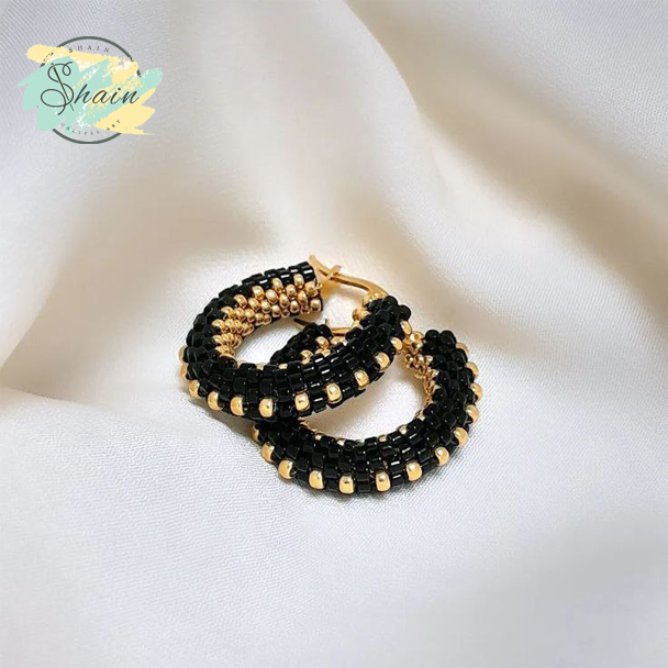 گوشواره میوکی مشکی طلایی با حلقه استیل ضد زنگ مناسب پوستهای حساس از برند شاین گالری