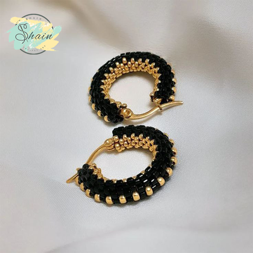 گوشواره هنری دستساز میوکی حلقهای با طراحی خاص مشکی طلایی تولید شده در شاین گالری