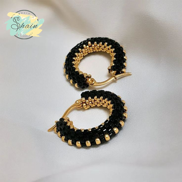 گوشواره هنری دستساز میوکی حلقهای با طراحی خاص مشکی طلایی تولید شده در شاین گالری