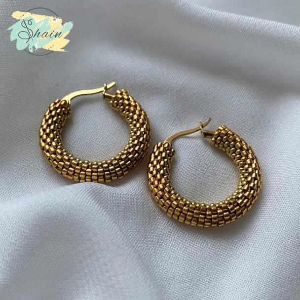 نمای نزدیک از گوشواره میوکی حلقهای طرح زرگون با ترکیب رنگ خاص و طراحی هنری دستساز شاین گالری