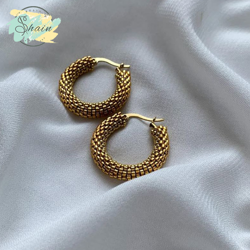 گوشواره زنانه میوکی حلقهای طرح زرگون ساخته شده با منجوقهای براق میوکی و اتصالات باکیفیت مناسب استفاده روزمره