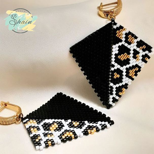 نمای نزدیک گوشواره میوکی طرح ملکه شب با درخشش بالا و طراحی هنری دستساز از شاین گالری