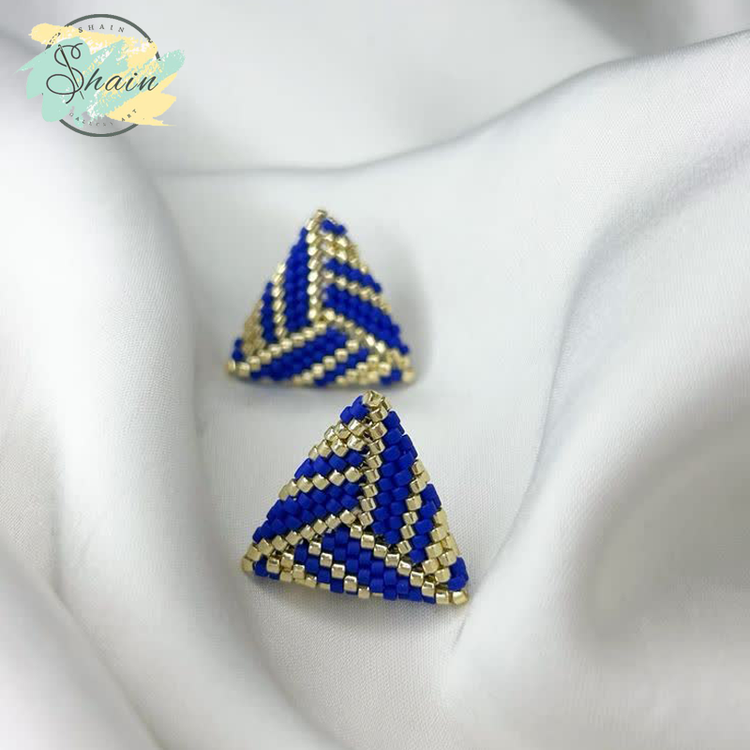 عکس گوشواره مثلثی آبی طلایی با مهرههای دلکا میوکی ژاپنی