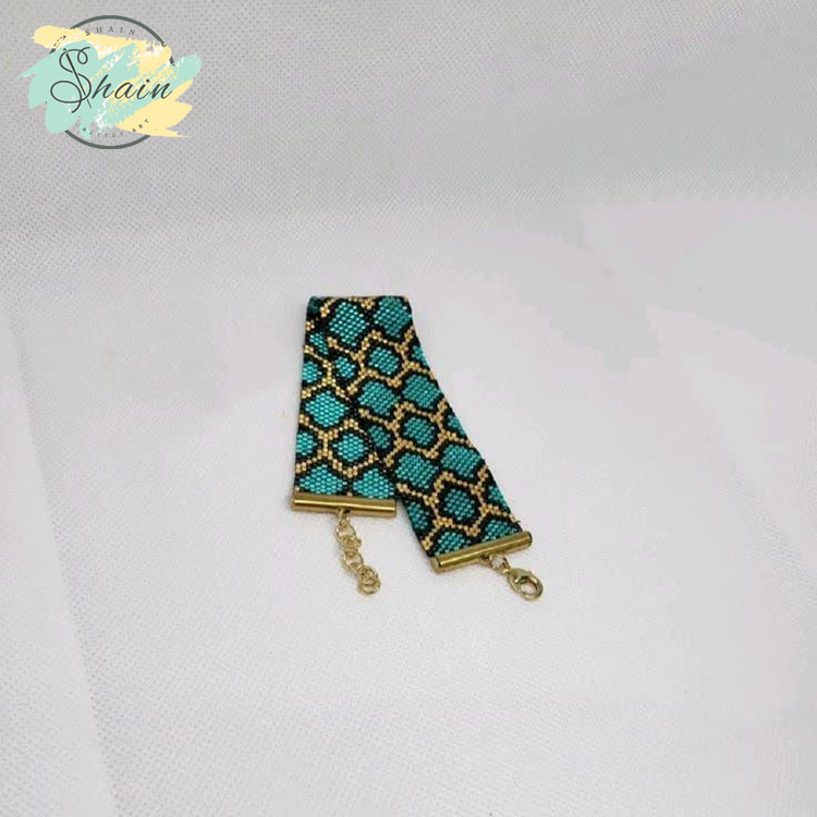 عکس کلوزآپ دستبند طرح پوست ماری با بافت دستی و مهرههای اصل میوکی
